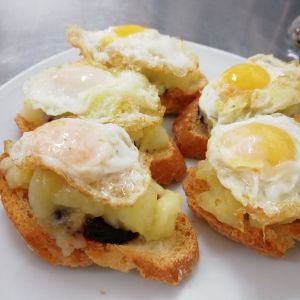 Montadito de huevo, patata y morcilla