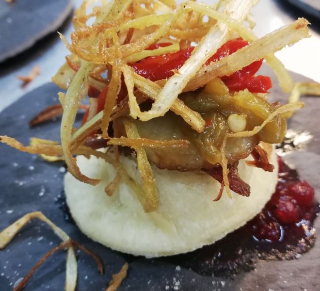 Bocado de confit de pato con tempura de puerro