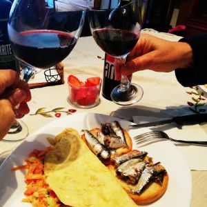 Tortilla de verduras y tosta de sardinas